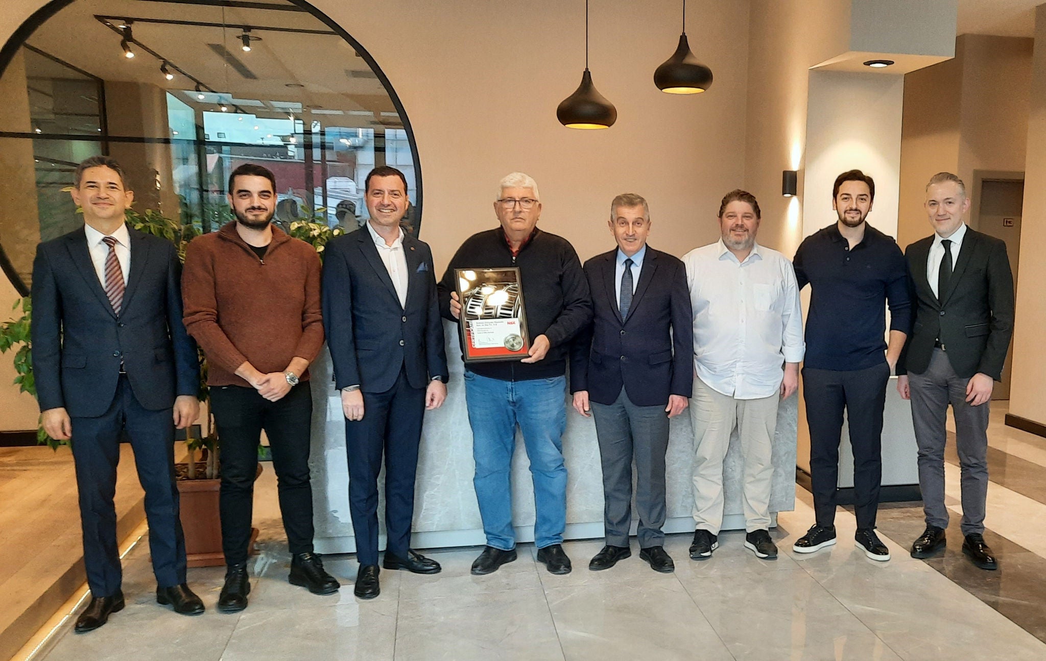 NSK ve Rulman Dünyası temsilcileri yeni ortaklıklarını kutluyor.